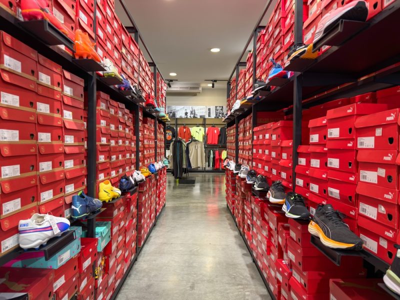 Maximize Footwear Savings: Outlet Deals, Loyalty Programs & Year-Round Discounts